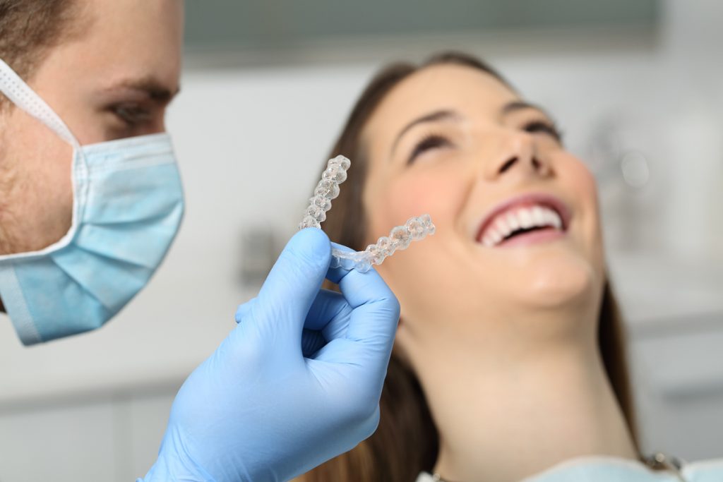 Vrouw bij de tandarts krijgt nieuwe aligners
