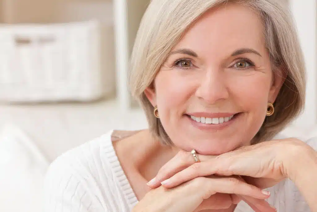 Overbite: What is it actually and how does the treatment proceed? 8 Older woman smiles at camera