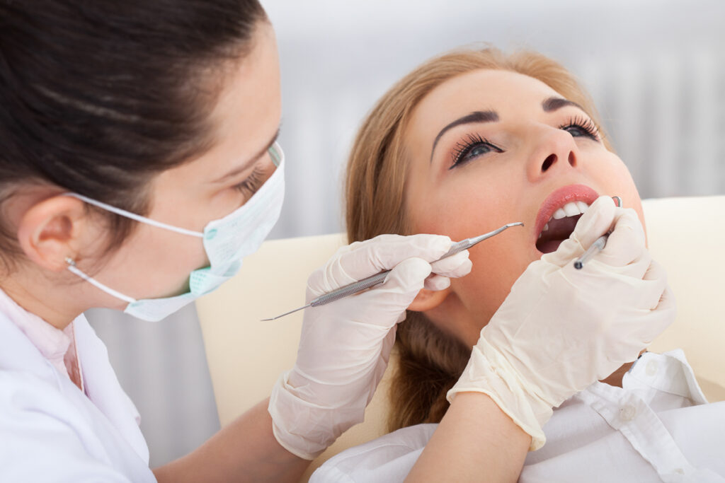 Młoda kobieta badana u dentysty