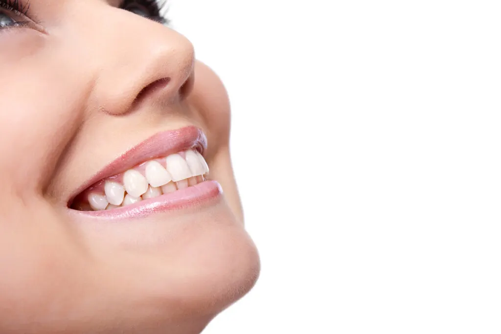 Glimlachende vrouw met witte tanden
