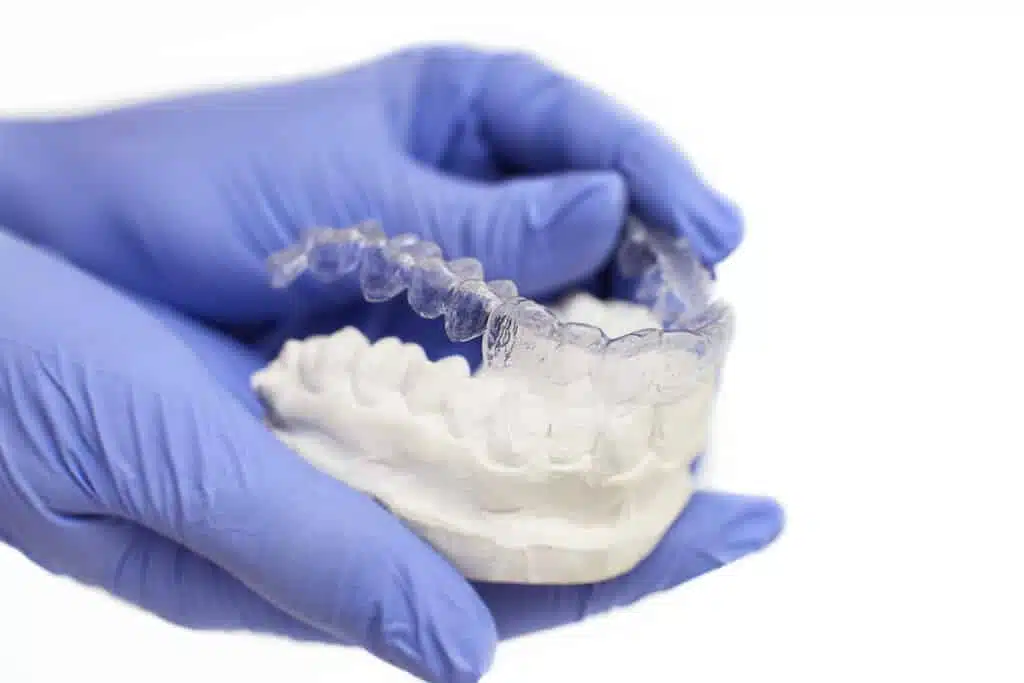 Retainer: types and information for the time after tooth correction 2 Close up of an invisible aligner - Retainer: types and info