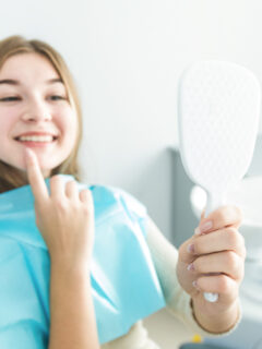 Junge Frau lächelt beim Zahnarzt - DrSmile vs Inman Aligner