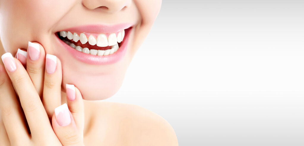 Kvinna ler med perfekta tänder
