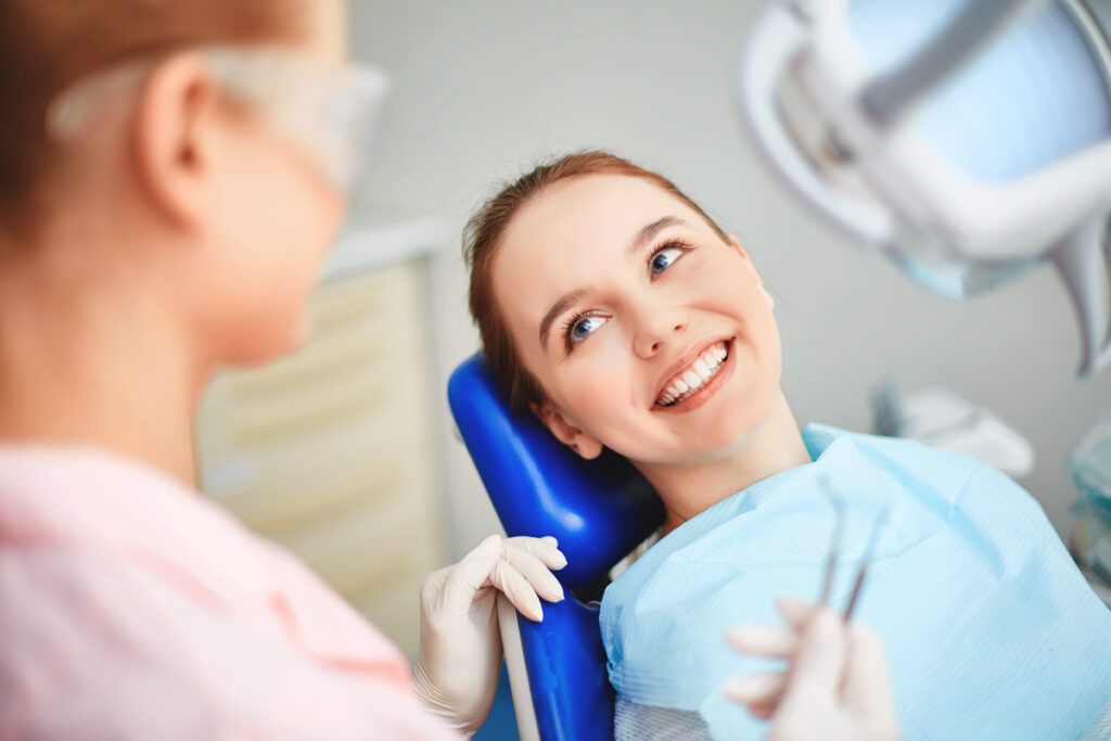 Frau beim Zahnarzt - DrSmile Frankfurt