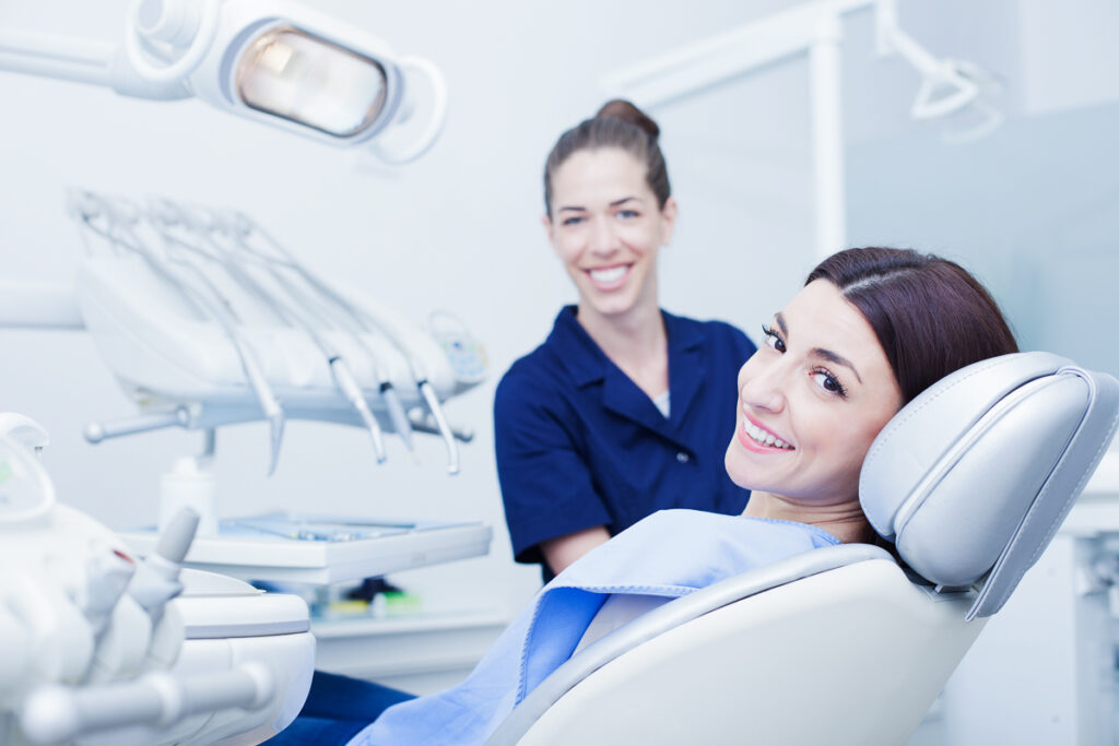 Une femme chez le dentiste - DrSmile vs Smile Direct Club