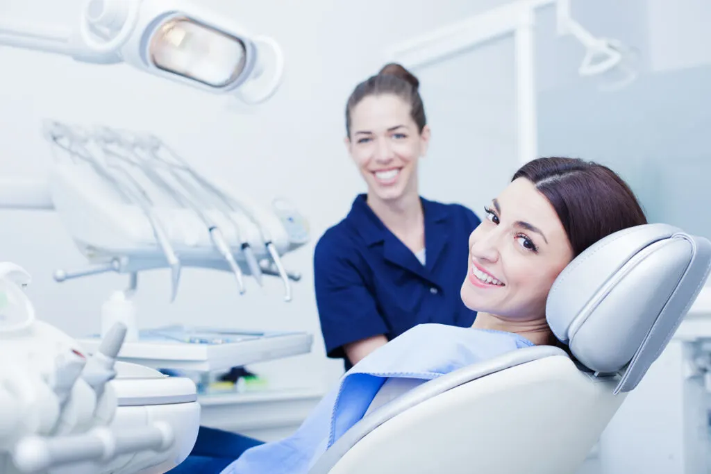 Vrouw bij de tandarts - DrSmile vs Smile Direct Club