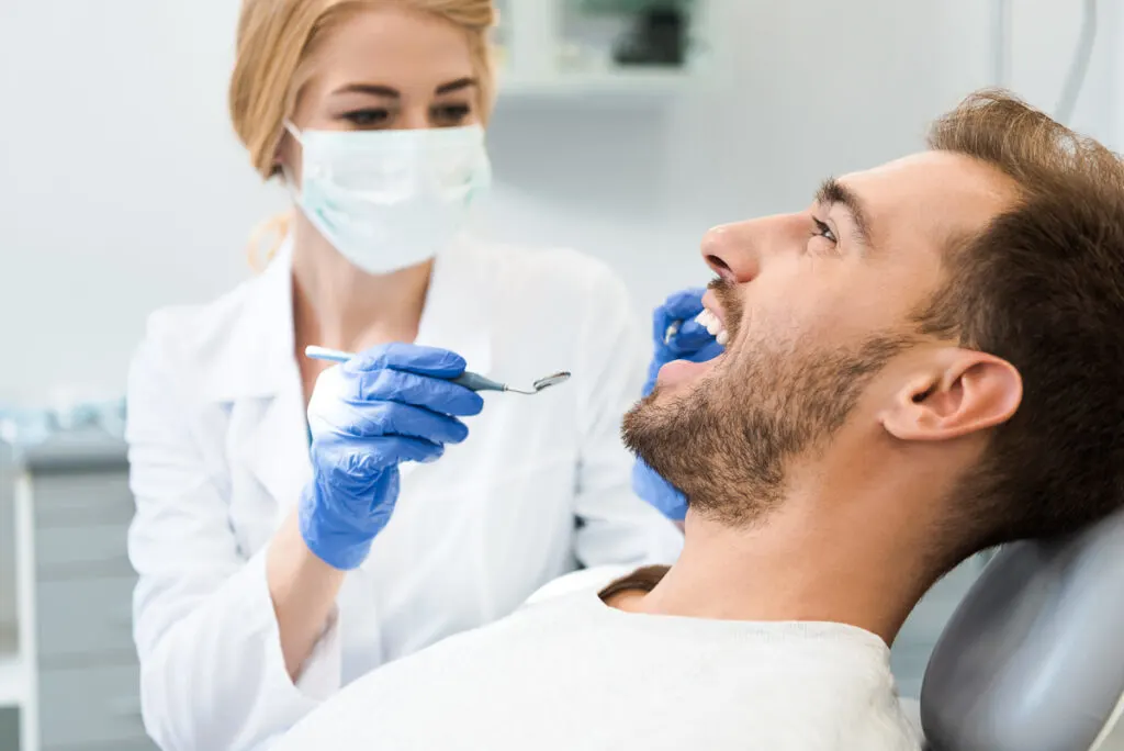 Mann beim Zahnarzt - DrSmile Düsseldorf