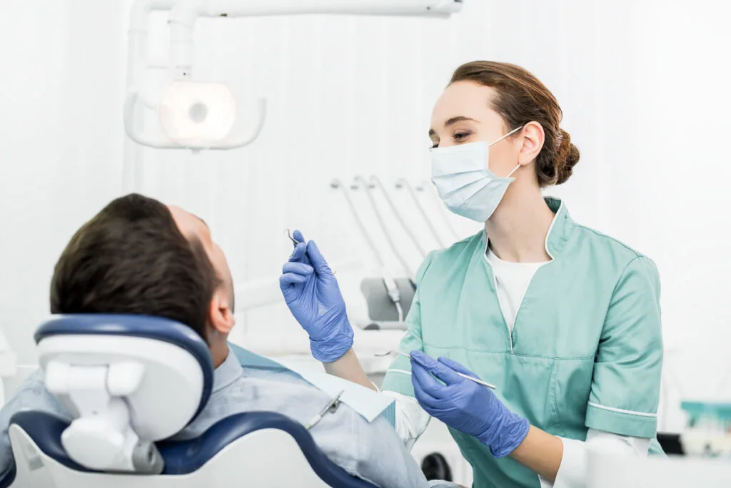 Mann beim Zahnarzt - DrSmile Stuttgart