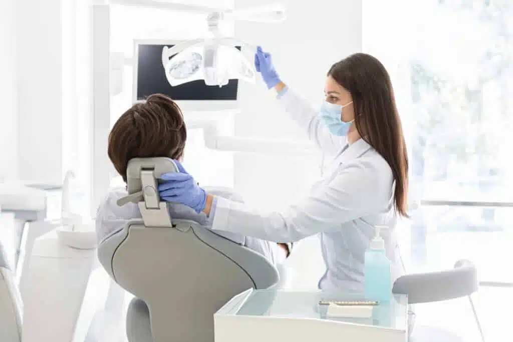 DrSmile Hannover: Die richtige Praxis finden 2 Mann beim Zahnarzt - DrSmile Hannover