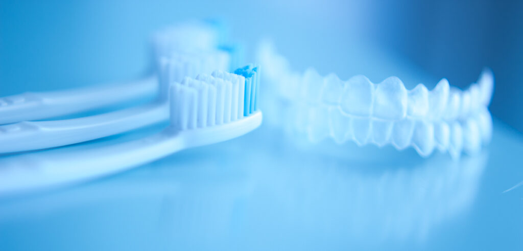 Aligners and toothbrushes - Invisalign cleaning with cleaning crystals