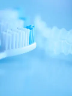 Aligner und Zahnbürsten - Invisalign reinigen mit Reinigungskristallen
