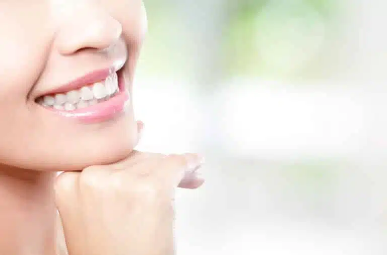 Retainer: Wie lange müssen sie nach der Zahnkorrektur getragen werden?