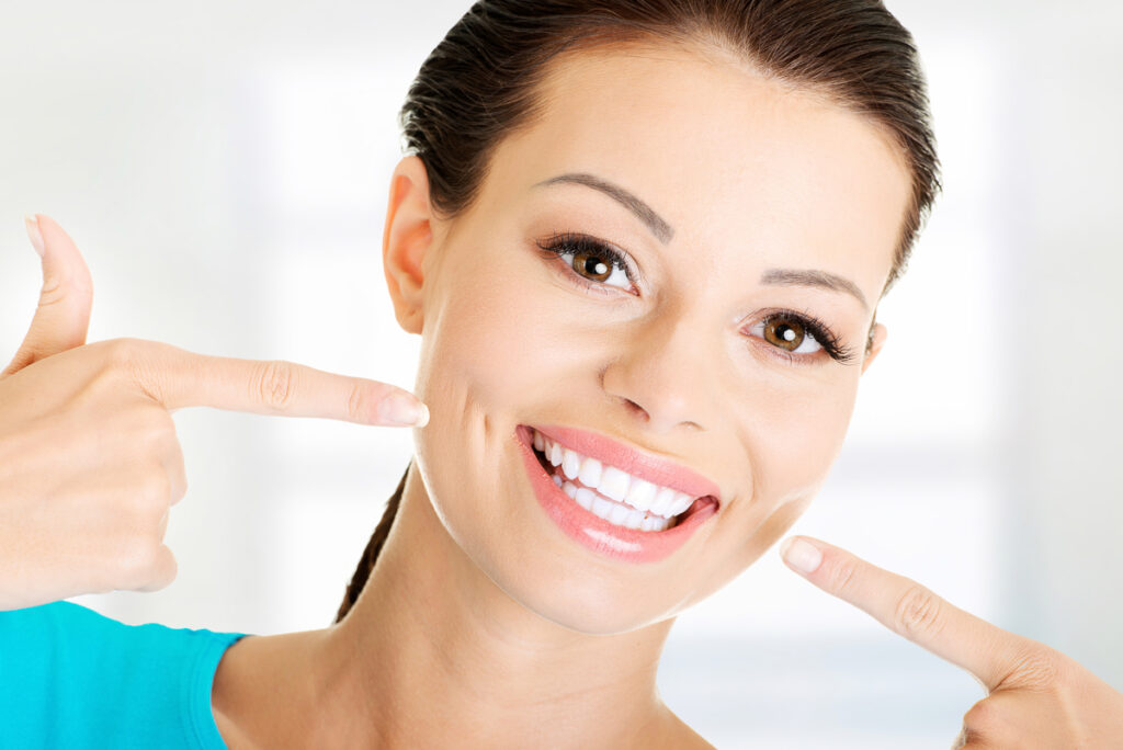 Mujer joven con hermosos dientes sonriendo